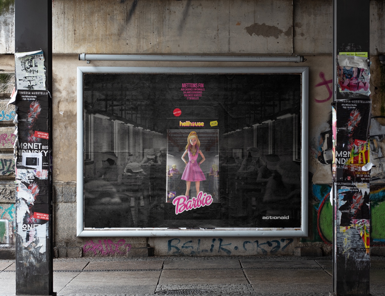 Affiche publicitaire d'ActionAid affichée sur un panneau d'affichage urbain sous un pont, entourée de graffitis et d'autres affiches déchirées. L'affiche montre une Barbie en robe rose au centre d'une usine de travail avec le slogan 'hellhouse' en haut et le logo 'ActionAid' en bas à droite. Le texte appelle à mettre fin aux violations des droits des travailleurs dans les usines de jouets.