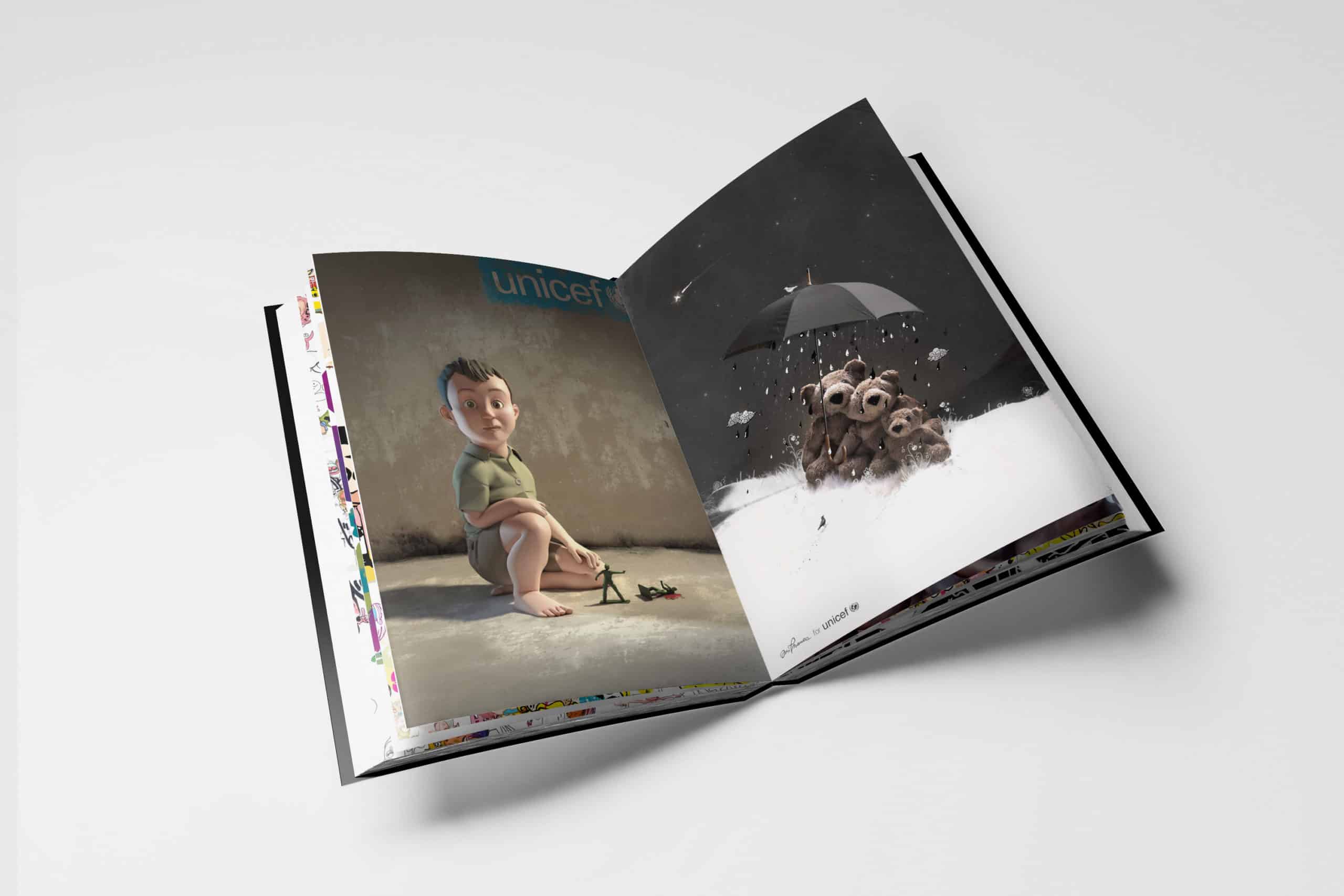 Page ouverte d'un livre avec des illustrations de Matthieu Roussel et de Peter Jaworowski, montrant un garçon assis dans un environnement sobre sur la page de gauche, et des ours en peluche se protégeant sous un parapluie sous la pluie sur la page de droite.