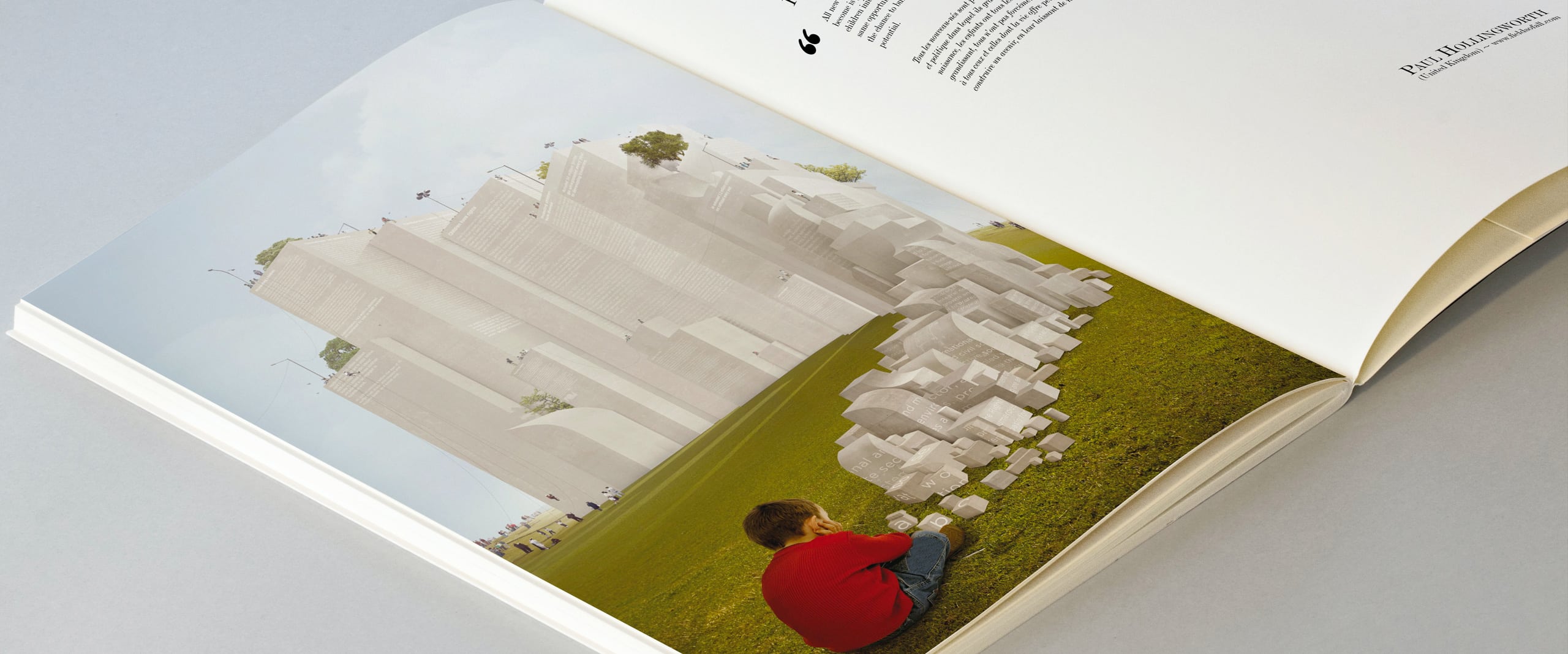 Illustration issue du livre '60 Unite For Children' ouvert montrant un jeune garçon observant des structures monumentales avec des textes sur les droits de l'enfant, reflétant l'interaction entre l'art public et la sensibilisation aux droits humains.