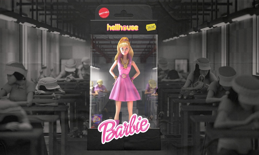 Poupée Barbie dans un emballage marqué 'Hellhouse' avec des ouvrières travaillant en arrière-plan, critique de la fabrication des jouets.