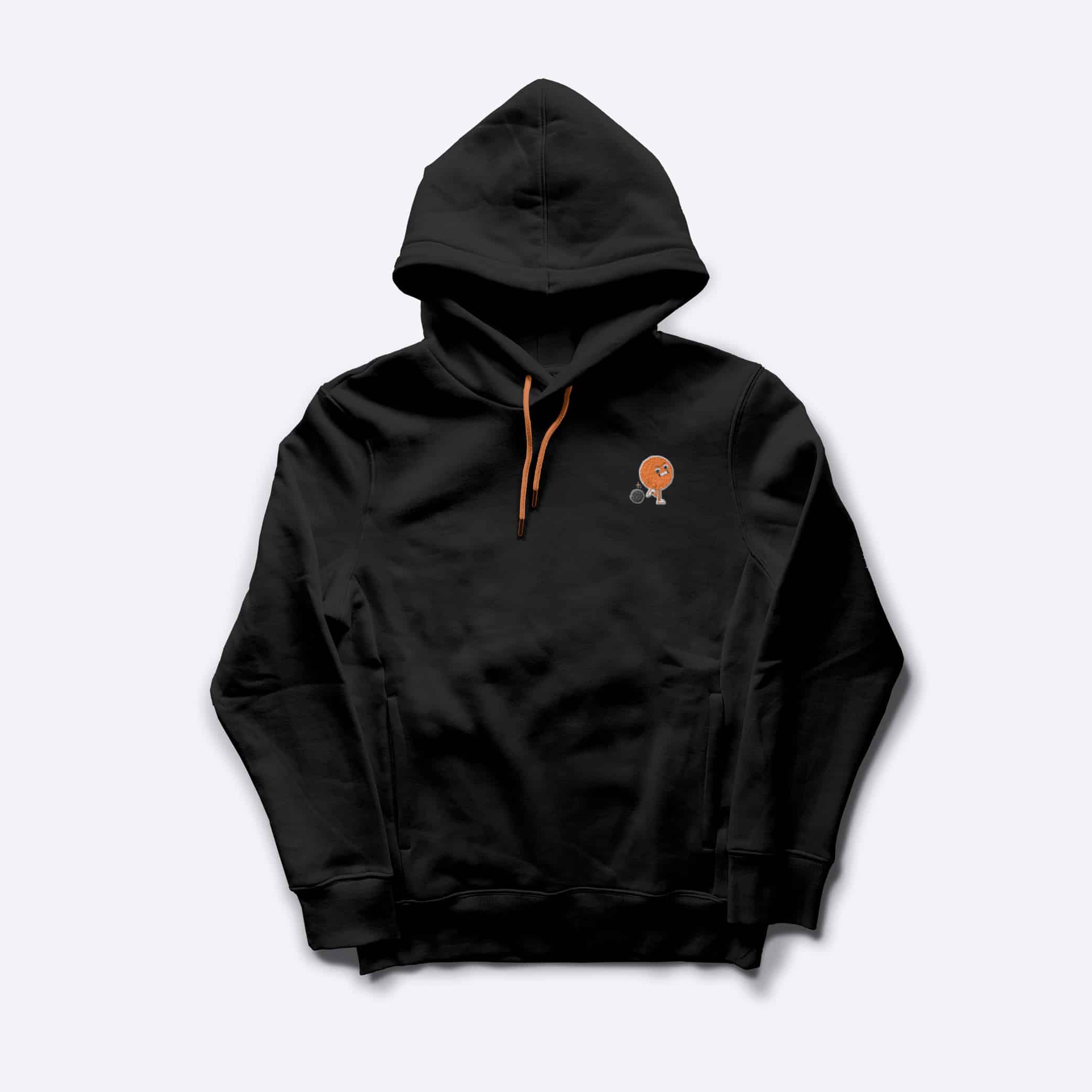 Sweat à capuche noir avec cordons orange et sur la poitrine un petit logo d'une Orange entravée par un boulet au pieds.