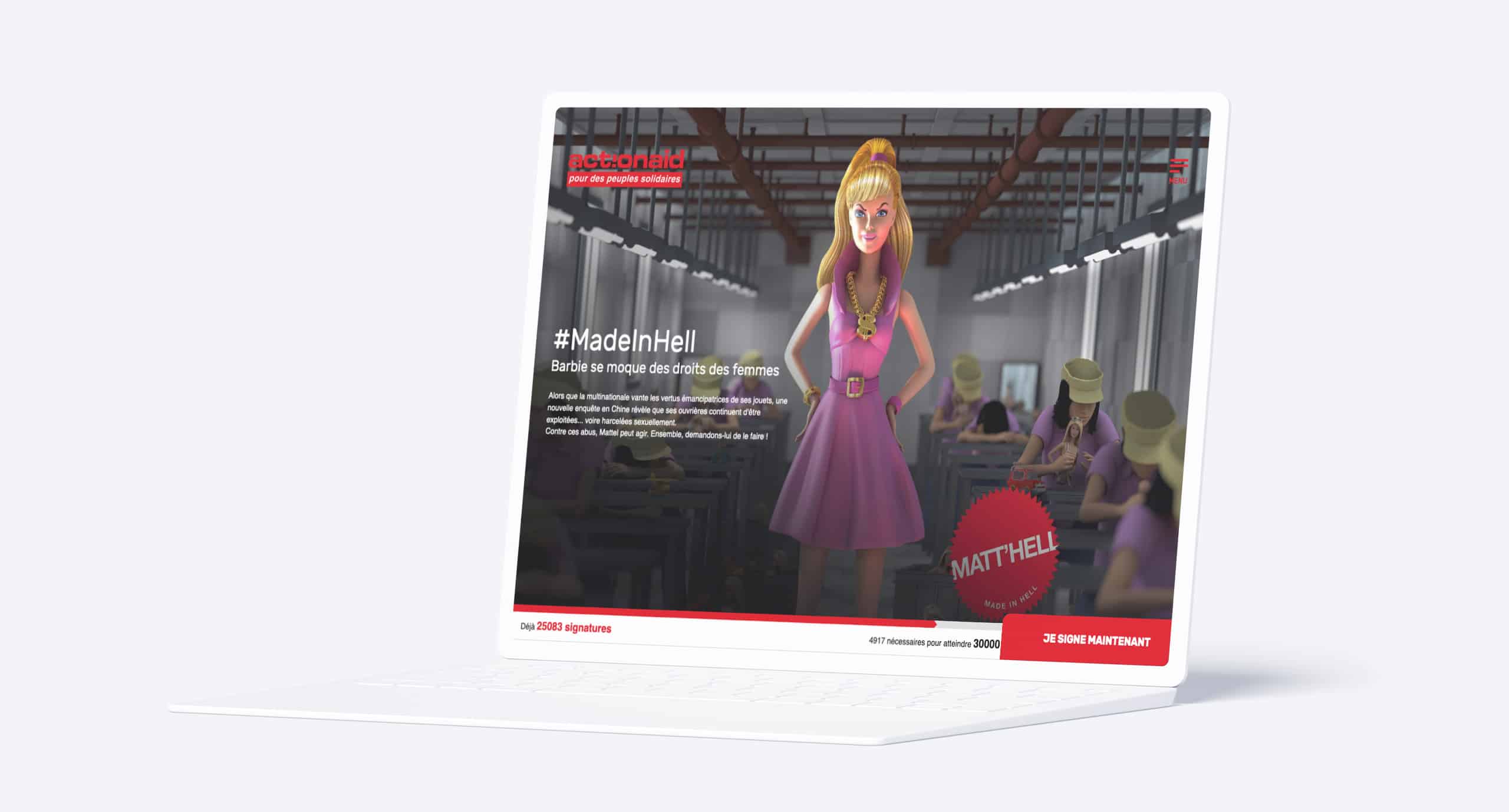 Site web de la campagne 'Barbie se moque des droits des femmes' présentant une Barbie en robe rose au centre d'une usine de travail. Le texte critique les conditions de travail dans les usines produisant des jouets et invite à signer une pétition. Le logo d'ActionAid et le slogan '#MadeInHell' sont visibles en haut à gauche de l'écran.