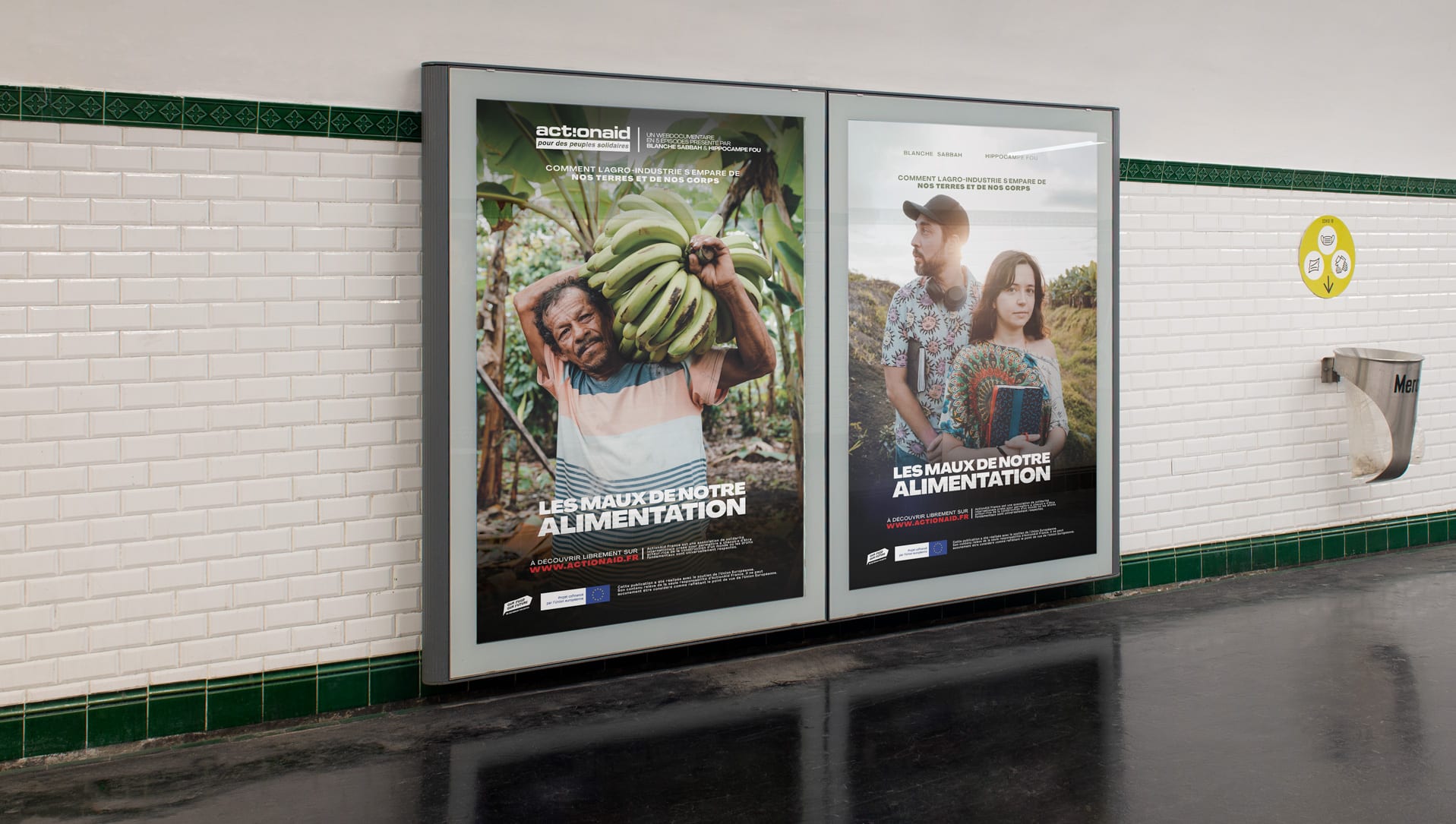 Deux affiches publicitaires sont exposées côte à côte dans une station de métro. L'affiche de gauche montre un homme portant une grosse grappe de bananes sur son épaule, avec le texte 'Les maux de notre alimentation' en bas. L'affiche de droite présente Hippocampe Fou et Blanche Sabbah, avec le même texte 'Les maux de notre alimentation' en bas. Les affiches sont encadrées et placées sur un mur carrelé blanc avec une bande verte en haut, et le sol de la station de métro est noir.