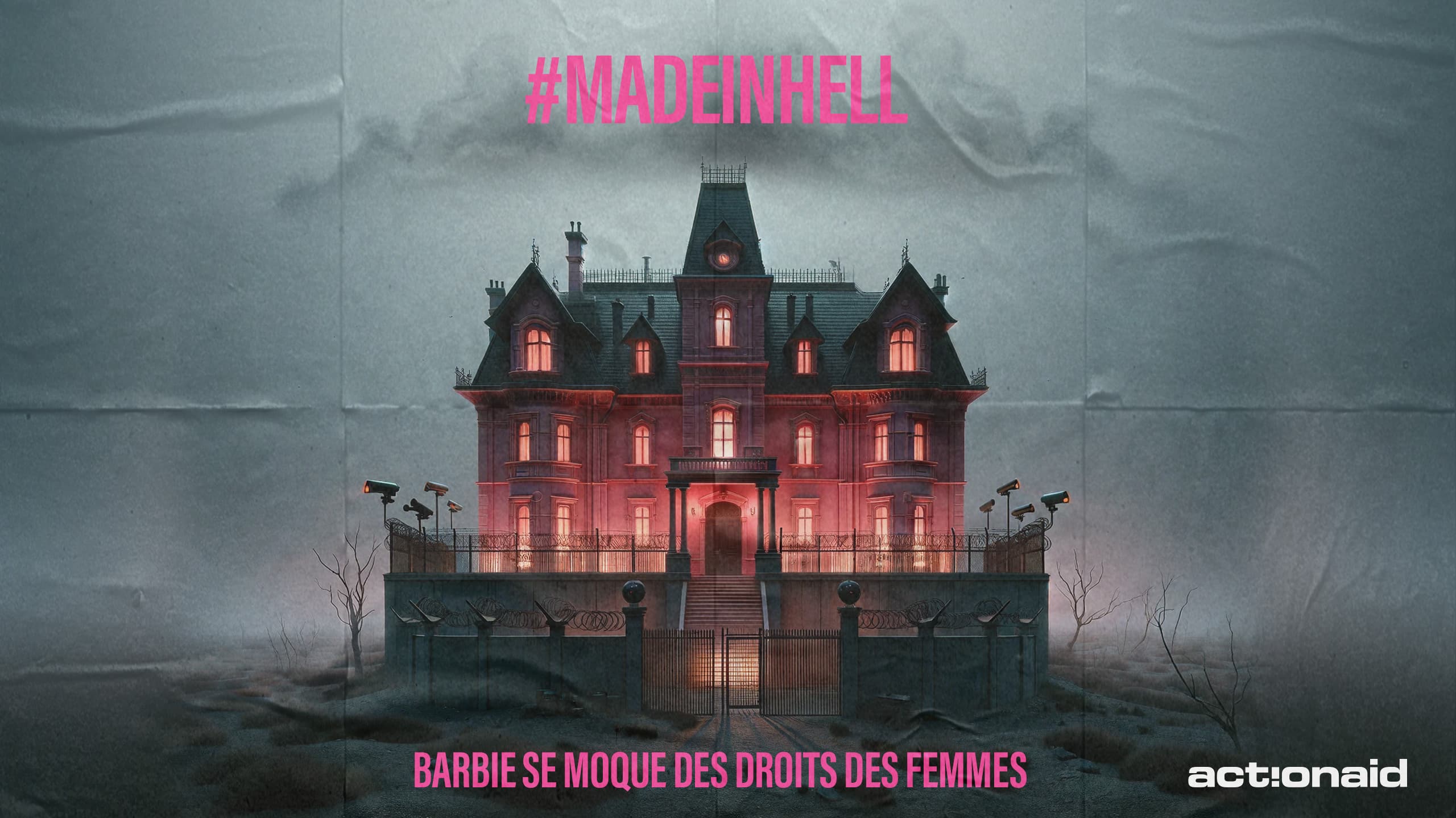 Affiche publicitaire représentant un manoir gothique illuminé en rose avec des barbelés et caméras de surveillance à l'extérieur. Le texte 'Barbie se moque des droits des femmes' est affiché en bas, et 'Made in Hell' est écrit en haut en rose vif. Le logo ActionAid est visible dans le coin inférieur droit.