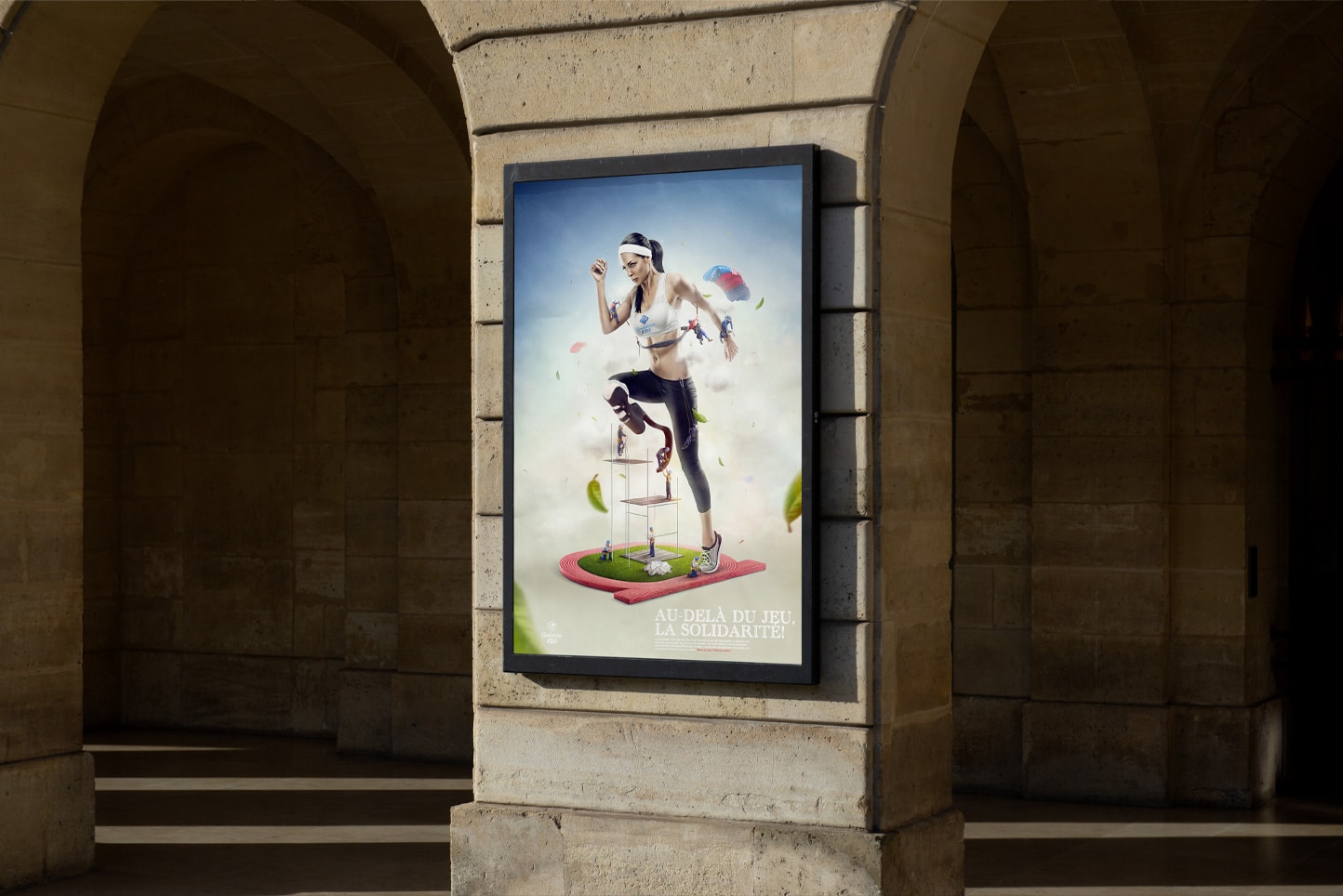 Une jeune femme athlète handisport en tenue de sport, portant un bandeau et un top marqué du logo de la Fondation FDJ, court dynamiquement avec une expression concentrée, entourée de petits ouvriers accessoirisant l'athlète, dans un environnement aéré avec des feuilles qui volent.