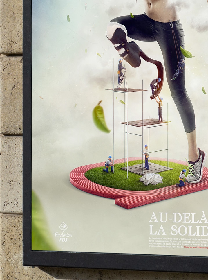 Une jeune femme athlète handisport en tenue de sport, portant un bandeau et un top marqué du logo de la Fondation FDJ, court dynamiquement avec une expression concentrée, entourée de petits ouvriers accessoirisant l'athlète, dans un environnement aéré avec des feuilles qui volent.
