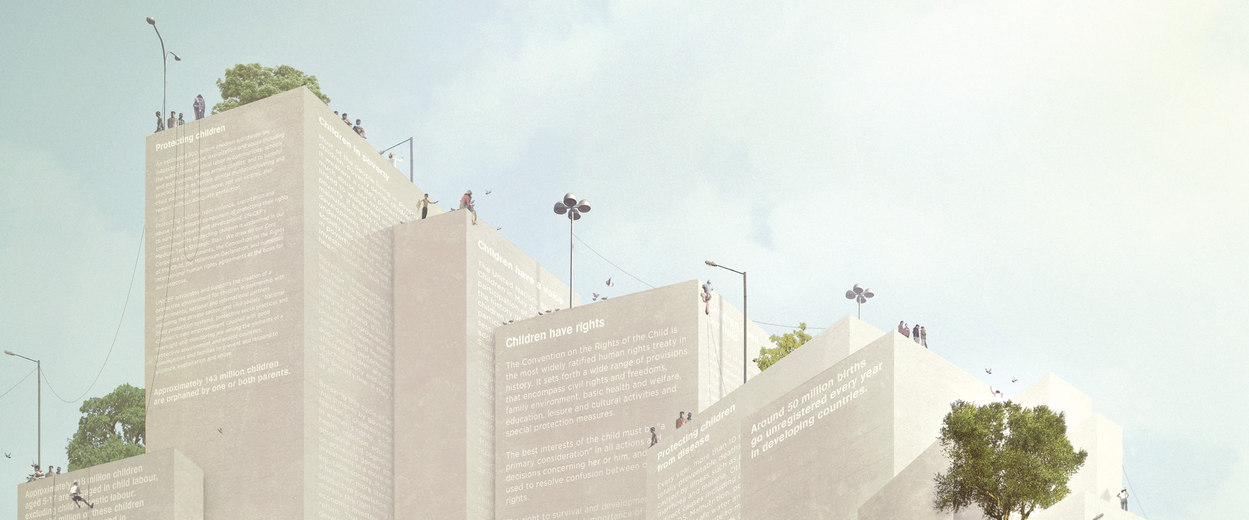 Œuvre architecturale monumentale représentant de grands murs avec des inscriptions sur les droits des enfants, avec des personnes marchant et interagissant autour des structures dans un cadre paisible semblable à un parc.